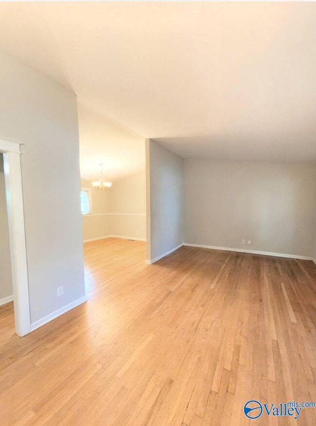 Photo - 310 Cumberland Dr SE