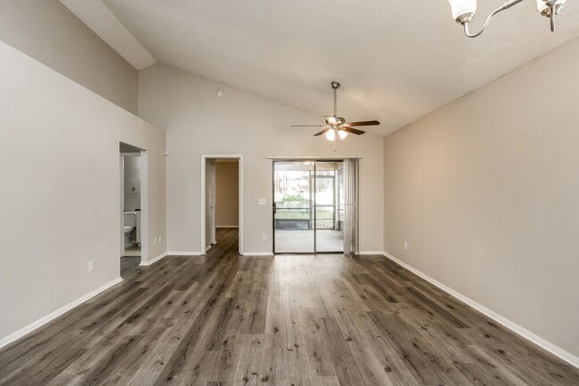 Photo - 585 Conure St