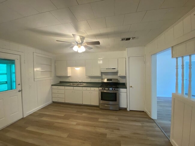 Building Photo - Cute 3-Bedroom Home + Office with back pat...