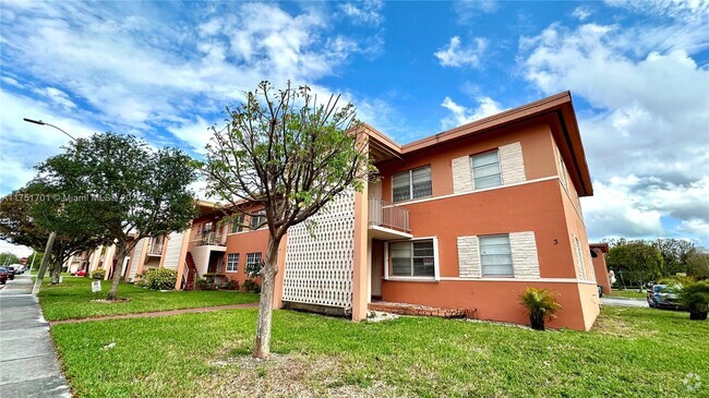 Building Photo - 3670 SW 10th St Unit 10A Rental