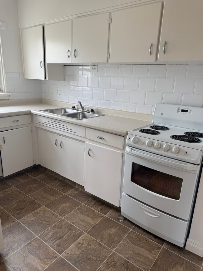 Photo - 5110 Wyandotte St E