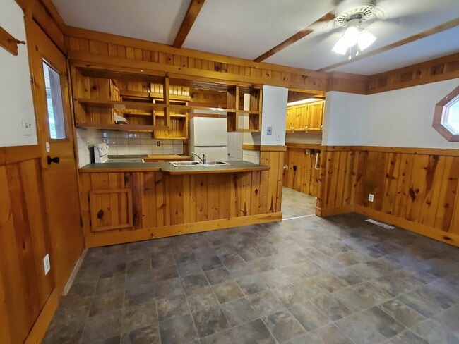 Photo - 307 W 7th St