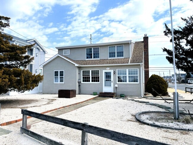 Building Photo - 5 Bed 2 Bath Annual Rental
