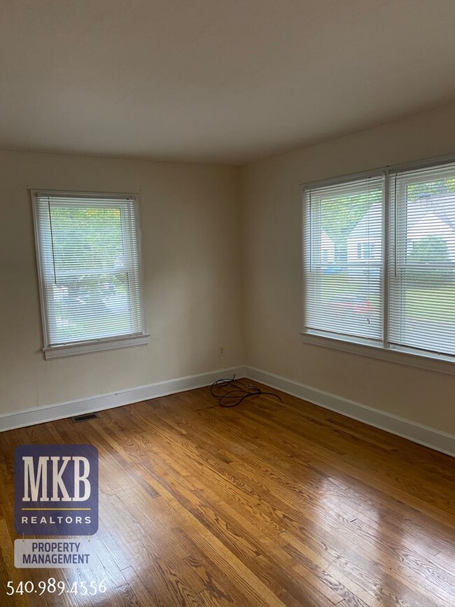 Building Photo - 3 Bedroom, 1 1/2 Bath Cape Cod