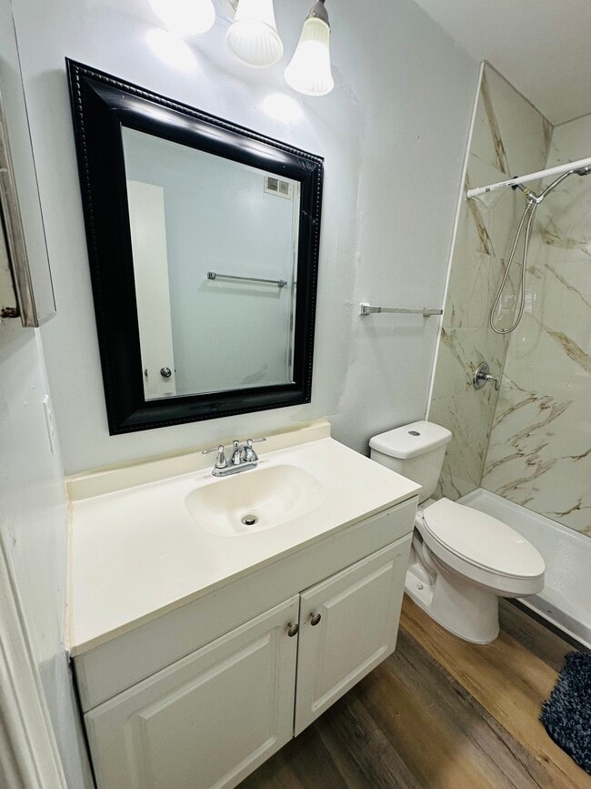 Building Photo - 2425 Oxford Pl Unit 104