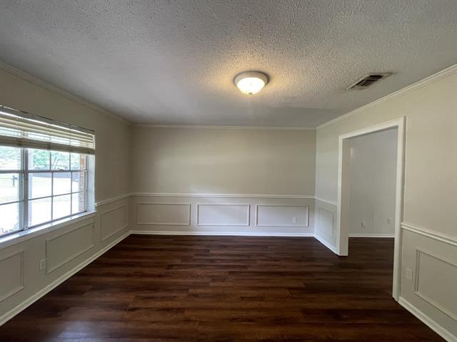 Photo - 705 White Oak Ln