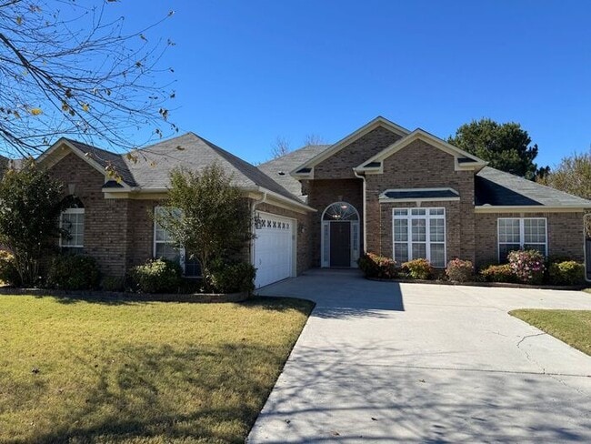 Building Photo - Prime Location and Fenced Yard