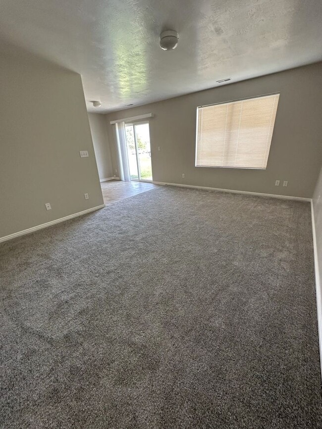 Photo - Move In Today! 3 Bed 1.5 Bath Duplex in Og...