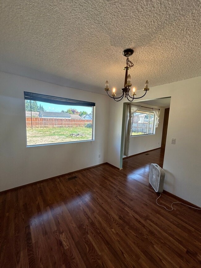 Photo - Spacious 3 bedroom, 2 bathroom with large ...