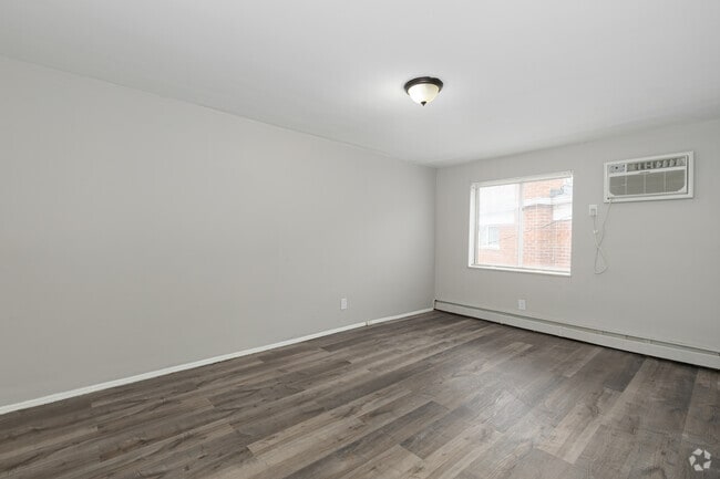 2BR, 1BA - 950SF - Candlewood Apartments