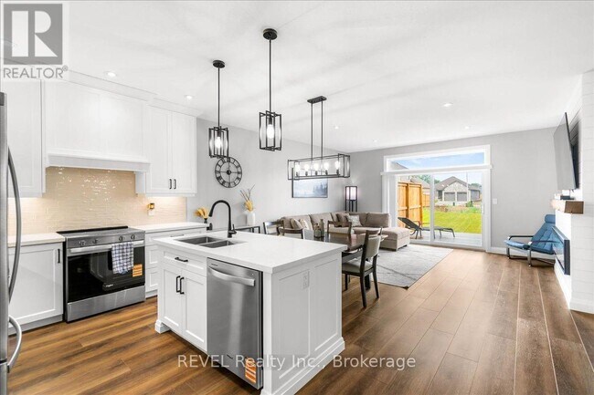 Photo - 371 Argyle Ave