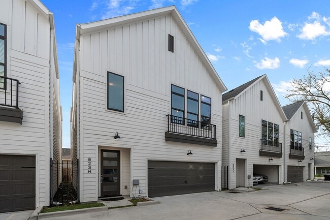 Photo - 823 Mansfield St