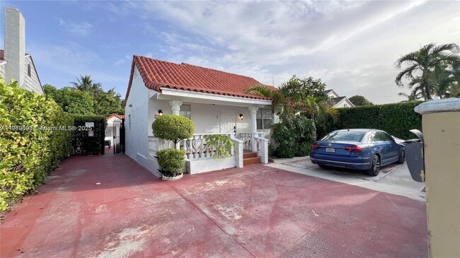 Building Photo - 1950 SW 5th St Unit 2