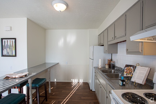 2BR, 1BA - 1000 SF