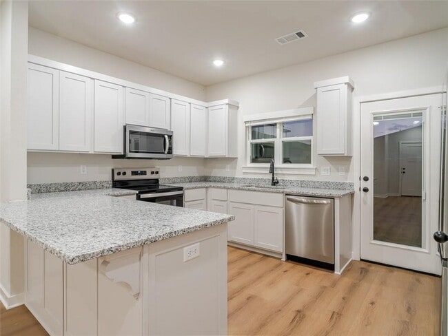 Photo - 513 Cosmos St