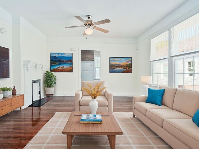 Building Photo - Classic Charleston Home with Modern Comforts!