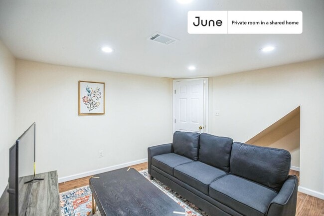 Room in Shared 7 bed/6 bath home in Dupont Park