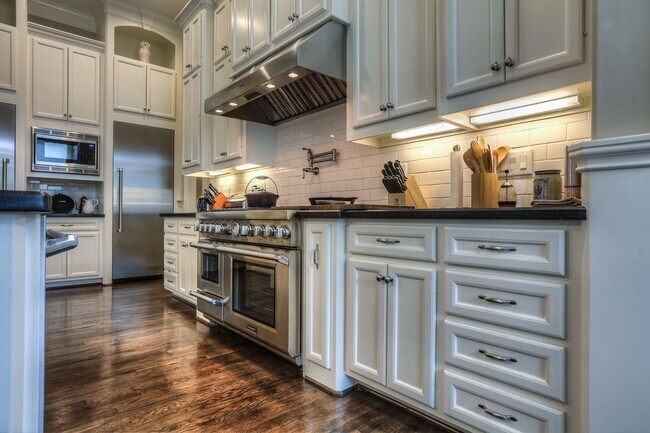 Photo - 922 Alexander St