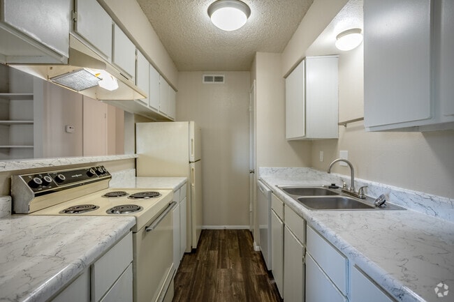 1BR, 1BA - 700SF - Kitchen