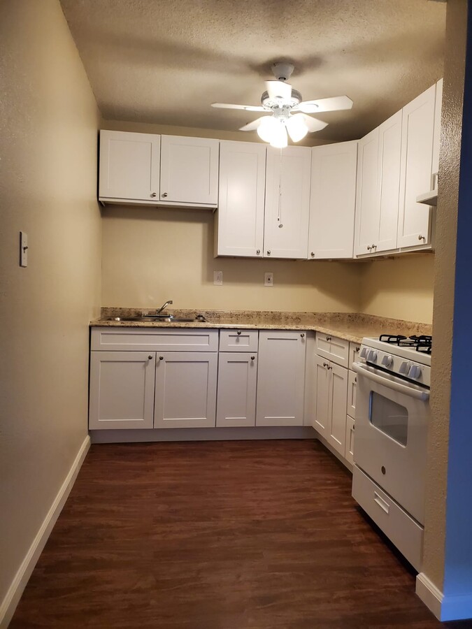 Kitchen - 1135-1139 N Mayfair Ave Apartment