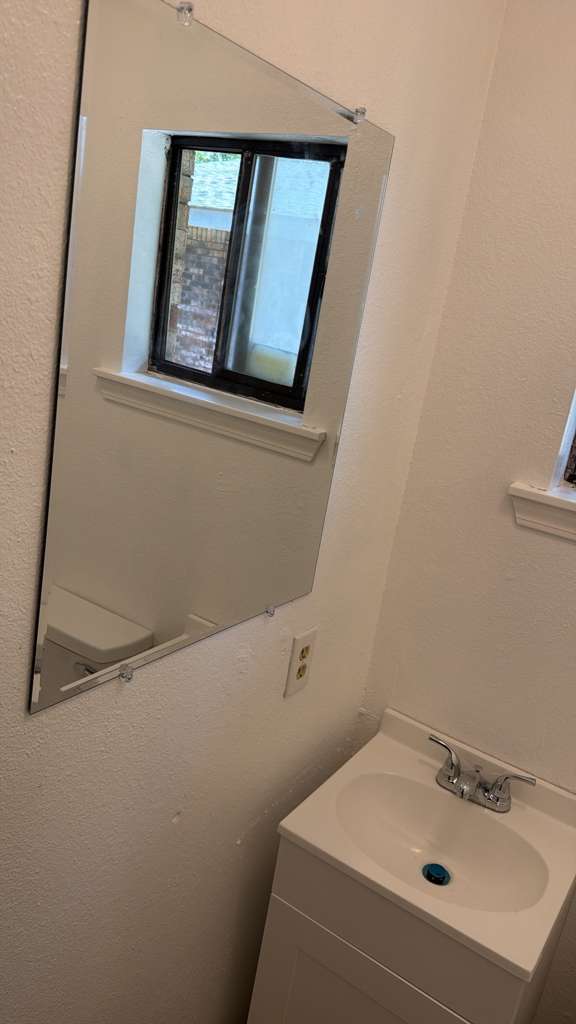 Photo - 5037 Hubert St