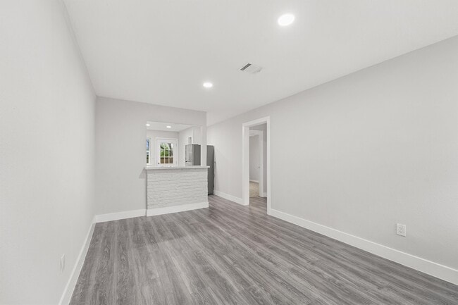Photo - 4630 Clover St