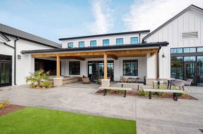 Echelon Outdoor Patio Area - Echelon at Charlotte