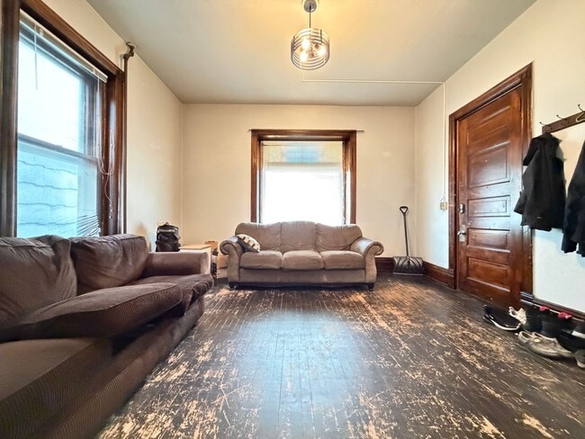 Photo - Large 3 Bedroom Open July 1st! Unidad 529 W 4th St - 1