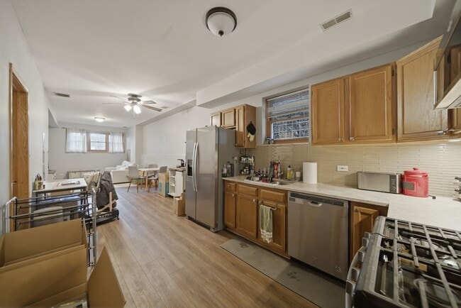 Building Photo - 844 N Wood St