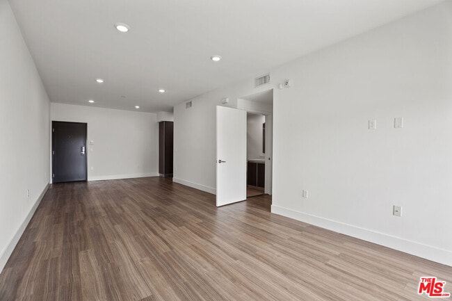 Photo - 1338 N Formosa Ave Unit 304