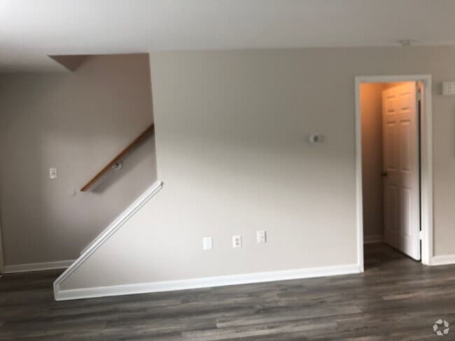 Building Photo - Spacious 2 Bedroom Townhouse Unit L-03