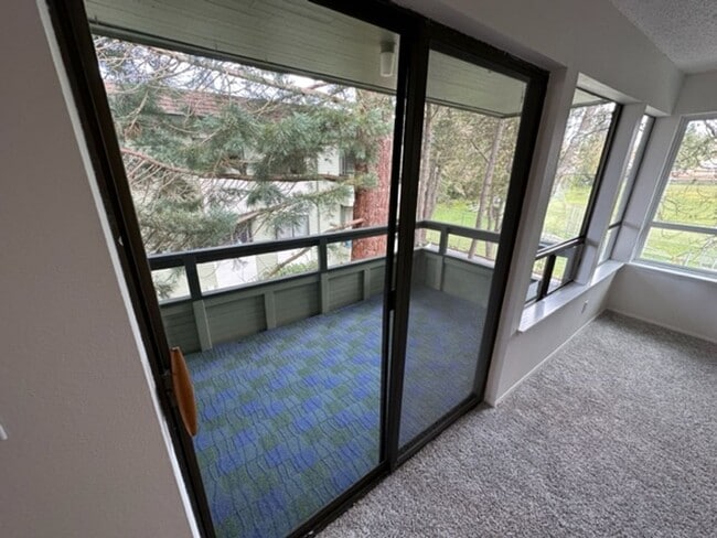 Photo - Large Open And Bright 2bd 1.75 Bath Condo in Shoreline!