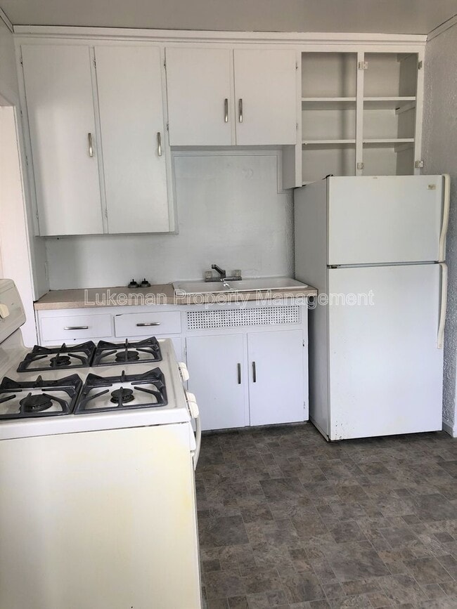 Building Photo - 1410 Oak St Unit 1