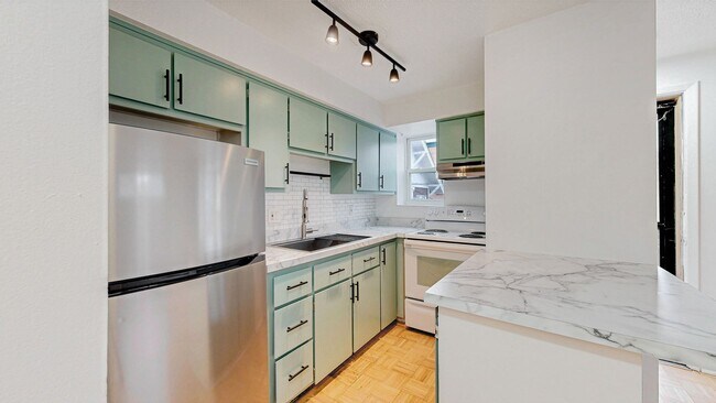 Building Photo - 1355 N Gaylord St Unit 1355 Gaylord St #8 Rental