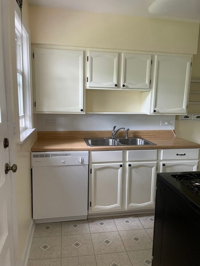 Photo - 623 Waukegan Rd