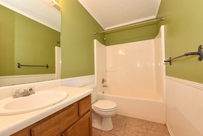 Photo - 1098 Chinook St