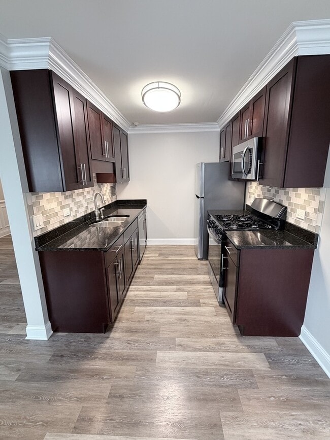 Building Photo - 5118 Fairview Ave Unit 201