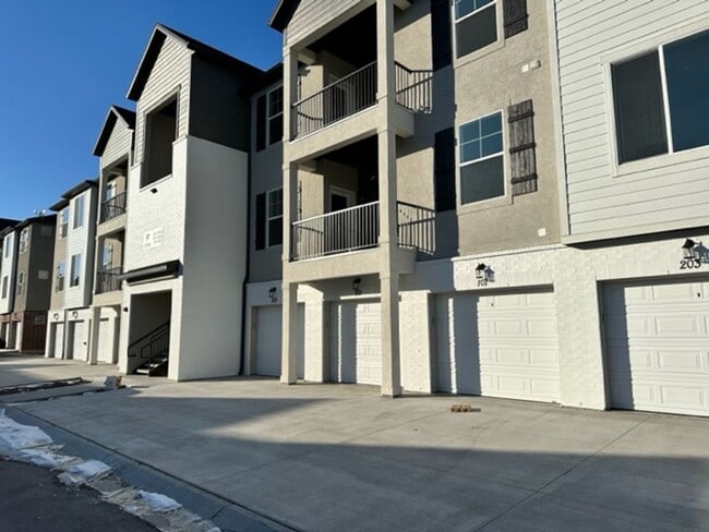 Building Photo - Gorgeous Condo! Unit F202