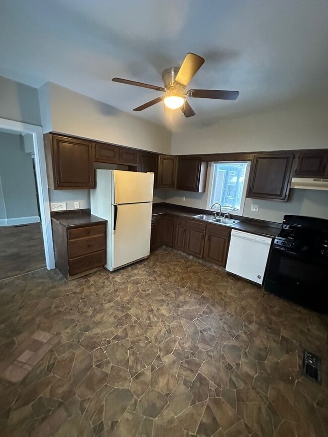 Photo - 684 W Broad St