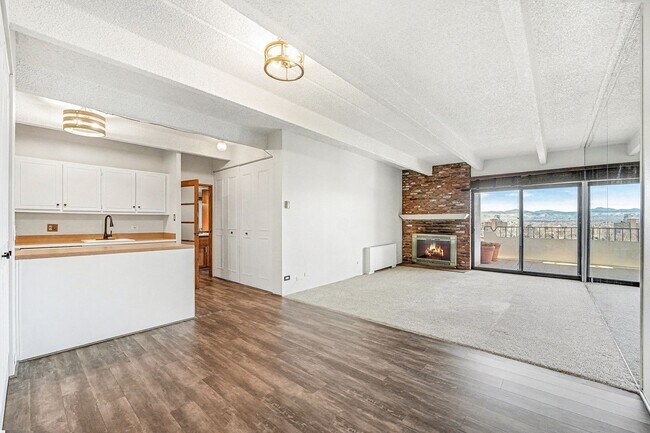 Photo - Stunning Mountain Views and an Unbeatable Location!