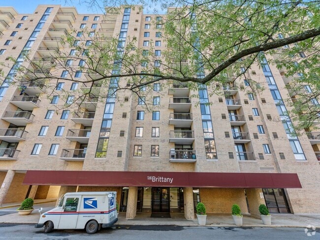 Building Photo - This beautiful 1 bed, 1 bath condo with ov...