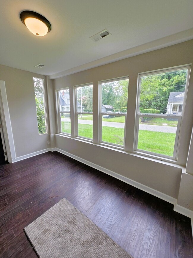 Photo - 225 Bond St