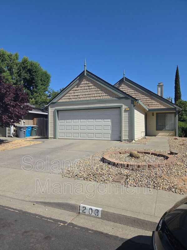 Photo - 203 Catalpa Ln