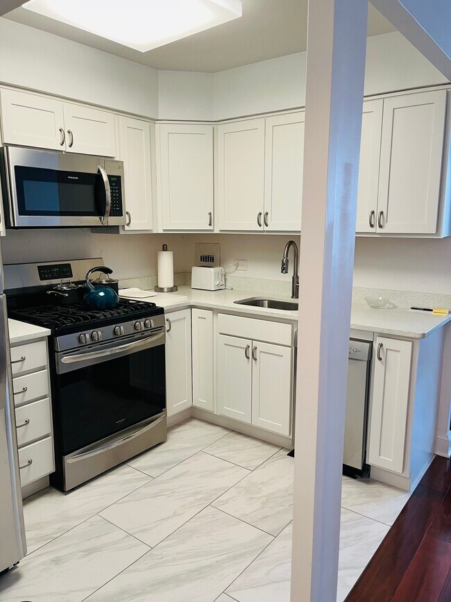 Building Photo - 253 E Delaware Pl Unit 18c