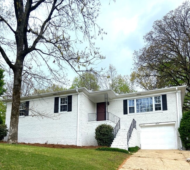 Building Photo - 1826 Eastridge Dr