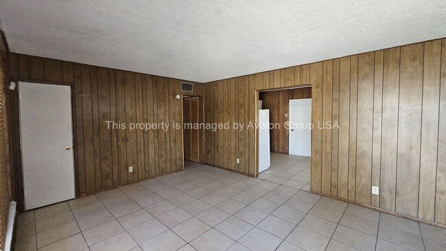 Photo - 1560 W 6th St