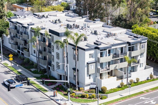 Building Photo - Smartly Designed 2-Bedroom Apartment in Prime Studio City Location Unit #209