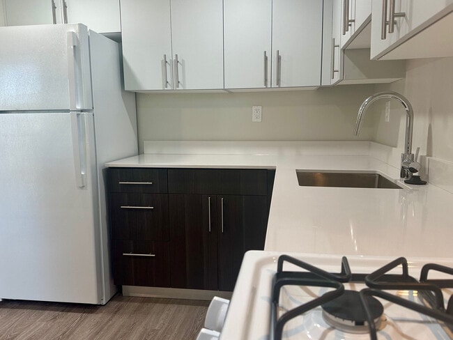 Photo - Lakeside Apartments