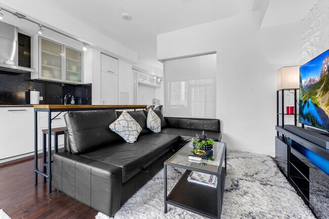 Photo - 19 Grand Trunk Crescent Unit ID1313353P