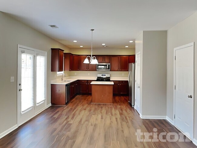 Photo - 960 Maple Leaf Dr